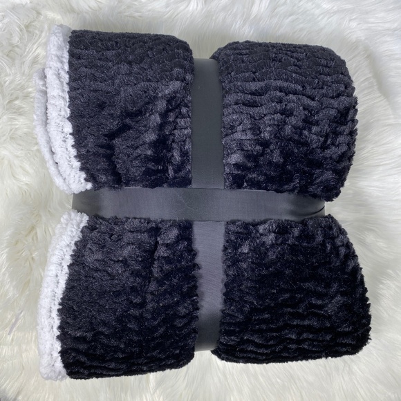 ⭐️SALE⭐️Windswept Black Micromink Sherpa - Picture 2 of 3